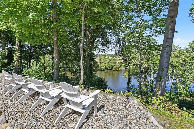 4945 S Stockbridge Drive, Saint Joseph, MI 49085
