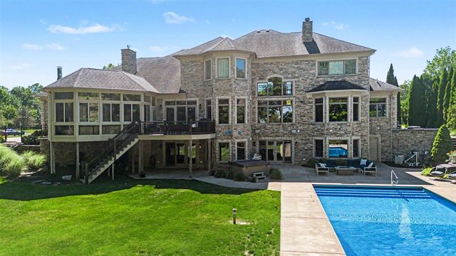 4945 S Stockbridge Drive, Saint Joseph, MI 49085