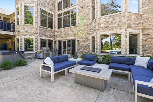 4945 S Stockbridge Drive, Saint Joseph, MI 49085