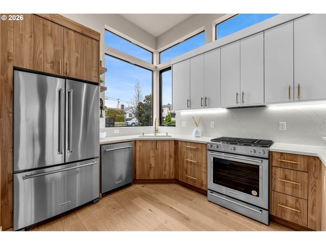 2421 E 6TH St, Vancouver, WA 98661