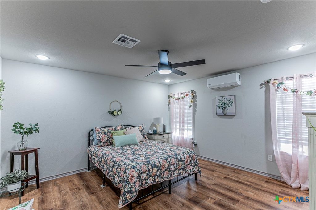 Image 11 of property listing at 300 Troy View Drive, Troy, TX 76579