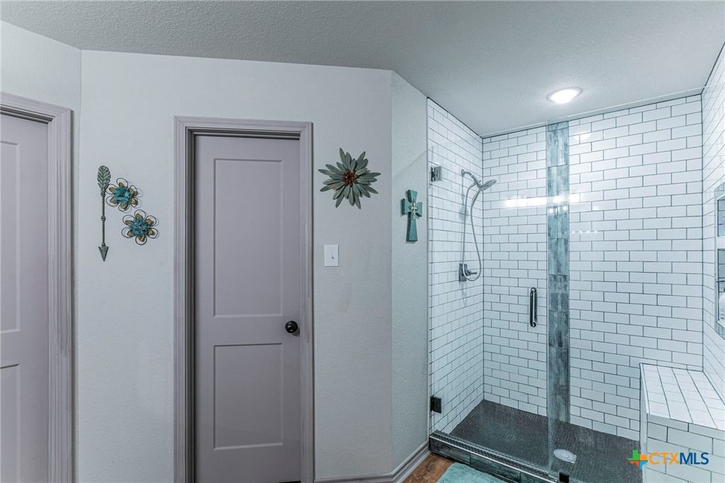 Image 13 of property listing at 300 Troy View Drive, Troy, TX 76579