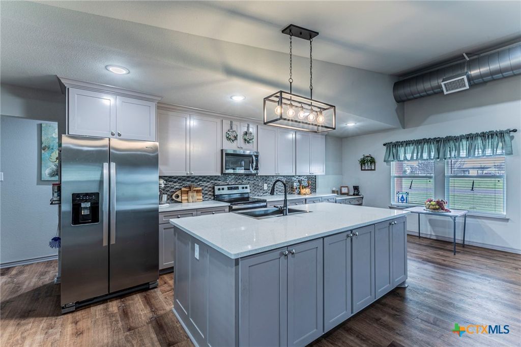 Image 5 of property listing at 300 Troy View Drive, Troy, TX 76579