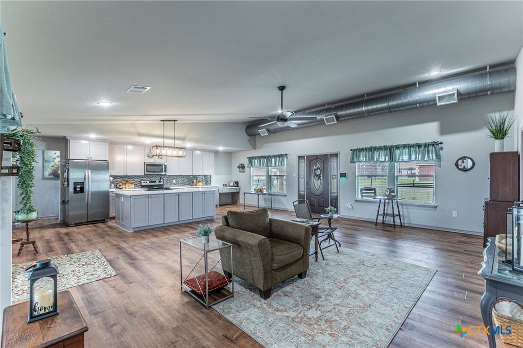 Image 6 of property listing at 300 Troy View Drive, Troy, TX 76579