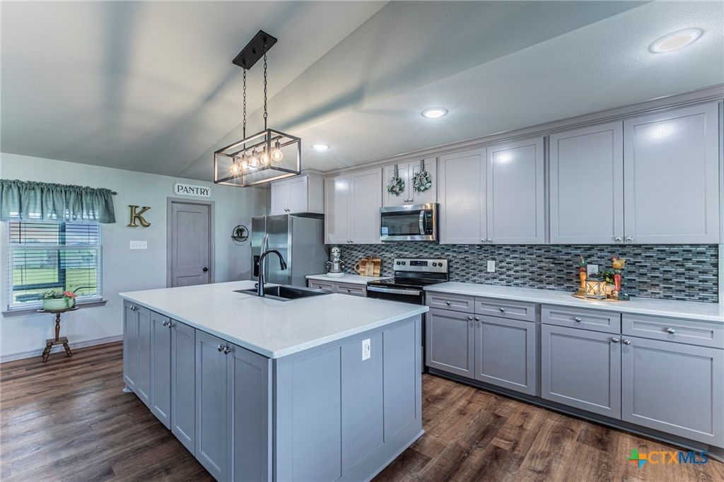 Image 8 of property listing at 300 Troy View Drive, Troy, TX 76579