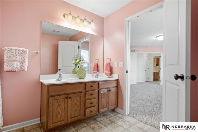 8557 S 64th Street, Omaha, NE 68157