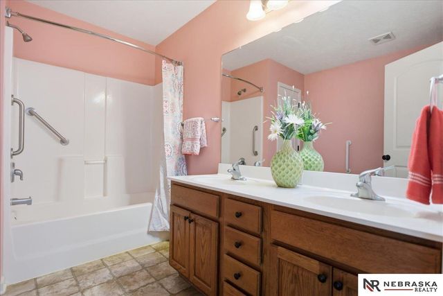 8557 S 64th Street, Omaha, NE 68157