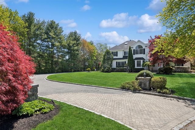 4 Astor Court, Dix Hills, NY 11746