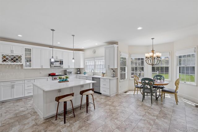 4 Astor Court, Dix Hills, NY 11746