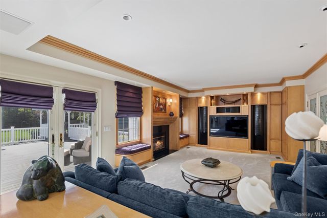 4 Astor Court, Dix Hills, NY 11746