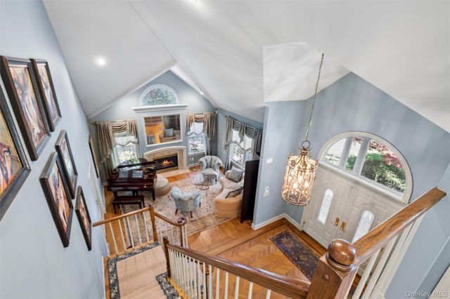 4 Astor Court, Dix Hills, NY 11746