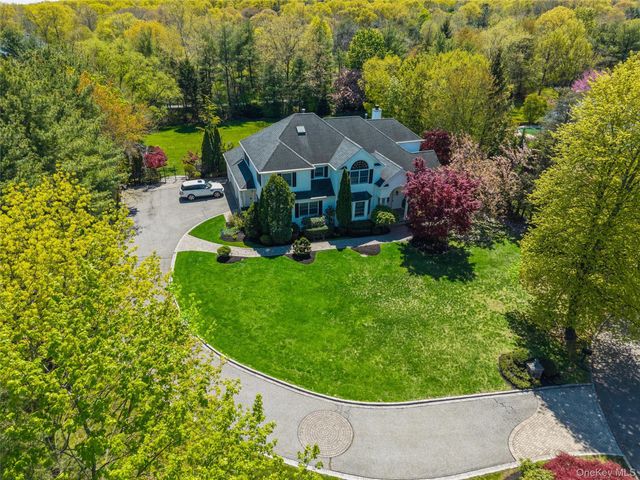 4 Astor Court, Dix Hills, NY 11746