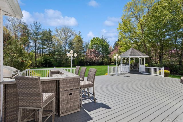4 Astor Court, Dix Hills, NY 11746
