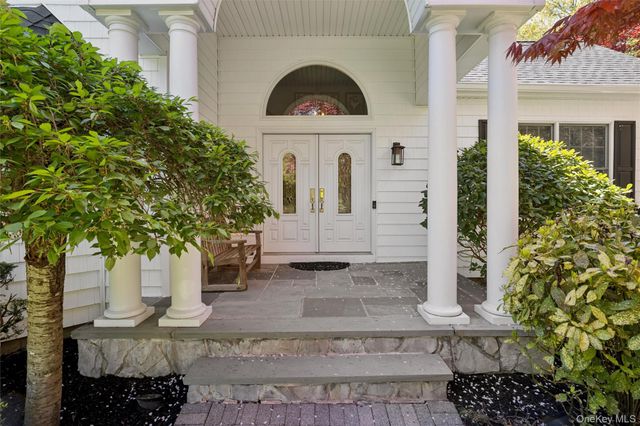 4 Astor Court, Dix Hills, NY 11746