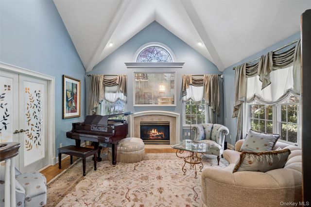 4 Astor Court, Dix Hills, NY 11746