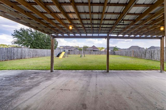 28304 Lake Salvador Dr, Livingston, LA 70754