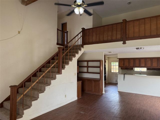 921 S 6th Street, La Porte, TX 77571