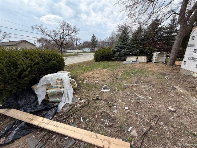 2935 Jackson Boulevard, Highland, MI 48356