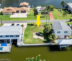 574 Coconut AVE S, Goodland, FL 34140