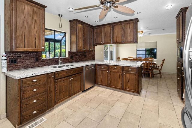 1604 Walnut Ave, Escalon, CA 95320