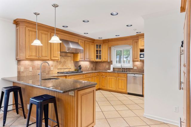 754 VALLEYBROOK DR, Memphis, TN 38120