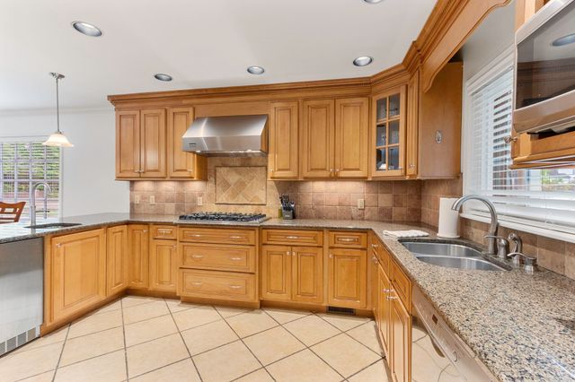 754 VALLEYBROOK DR, Memphis, TN 38120