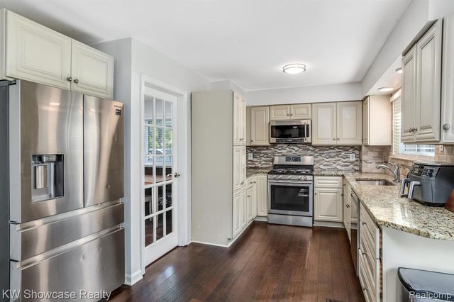 6322 Clarendon Drive, Canton, MI 48187