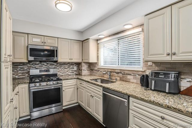 6322 Clarendon Drive, Canton, MI 48187