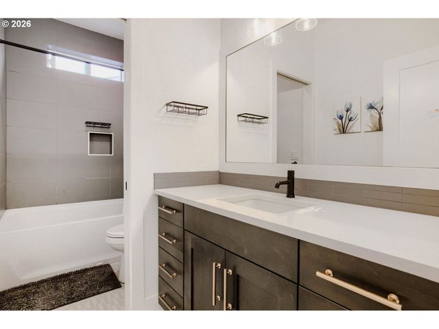 7353 Nw OAKFERN Dr, Portland, OR 97229