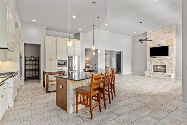 1009 Club House Rd, Kerrville, TX 78028