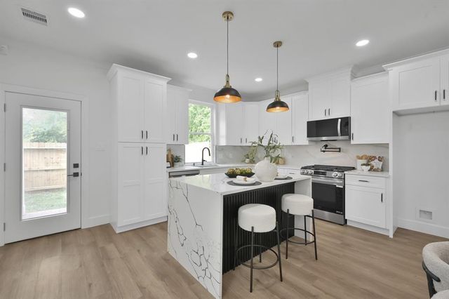 3334 Francis Street B, Houston, TX 77004