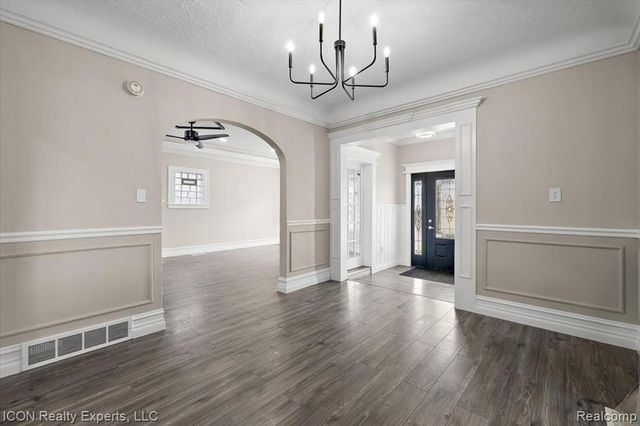 16 Utica Road, Pontiac, MI 48341