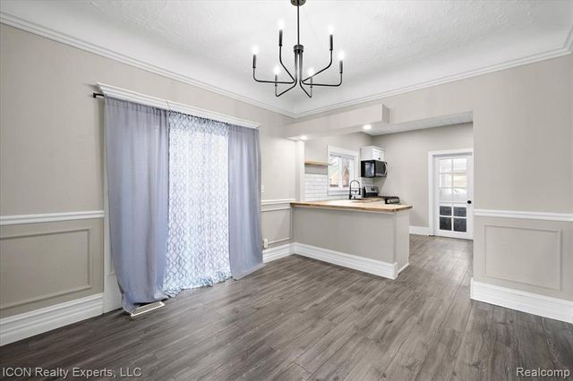 16 Utica Road, Pontiac, MI 48341