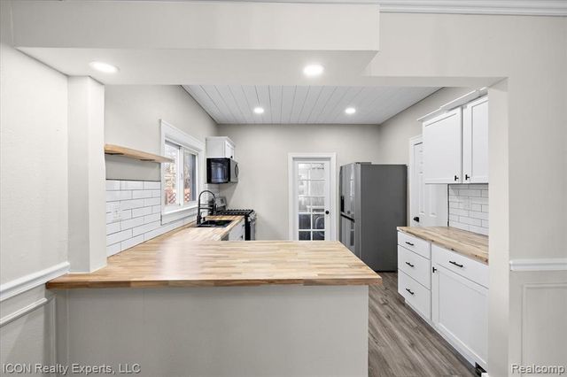 16 Utica Road, Pontiac, MI 48341