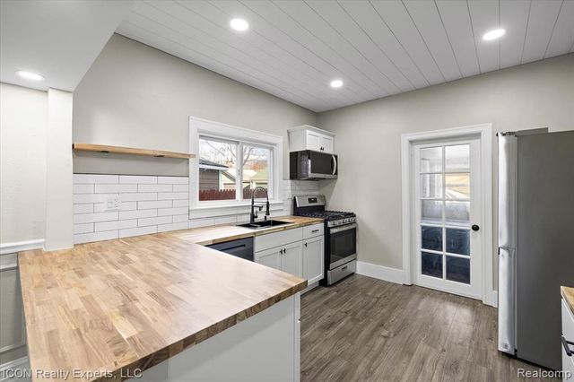 16 Utica Road, Pontiac, MI 48341