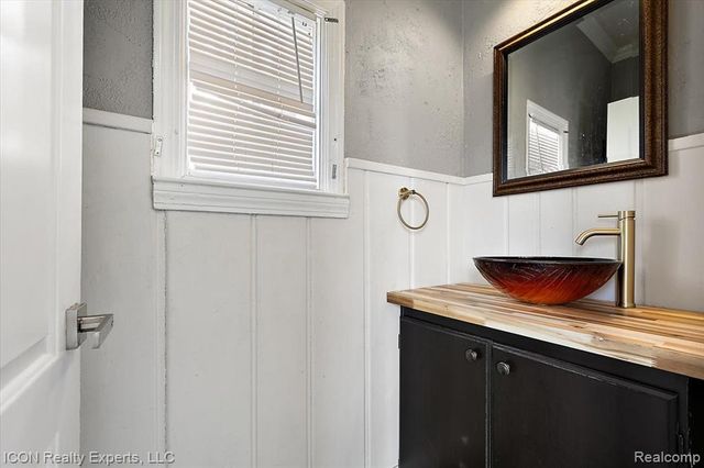 16 Utica Road, Pontiac, MI 48341