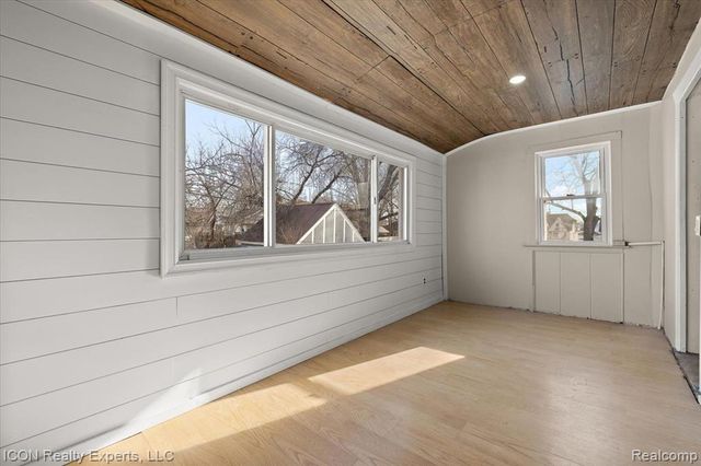 16 Utica Road, Pontiac, MI 48341