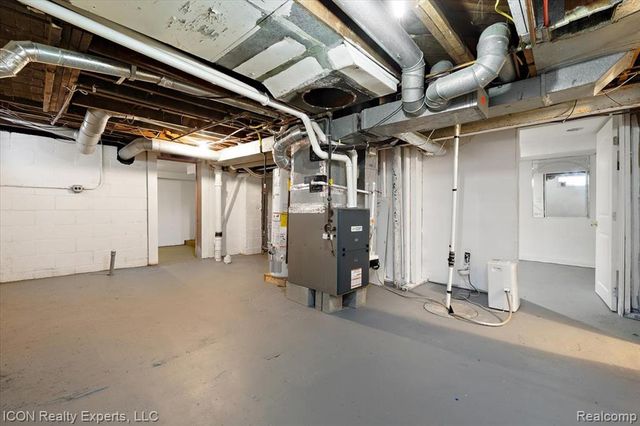 16 Utica Road, Pontiac, MI 48341