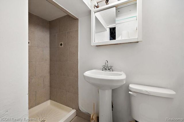 16 Utica Road, Pontiac, MI 48341