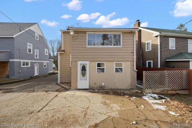 16 Utica Road, Pontiac, MI 48341