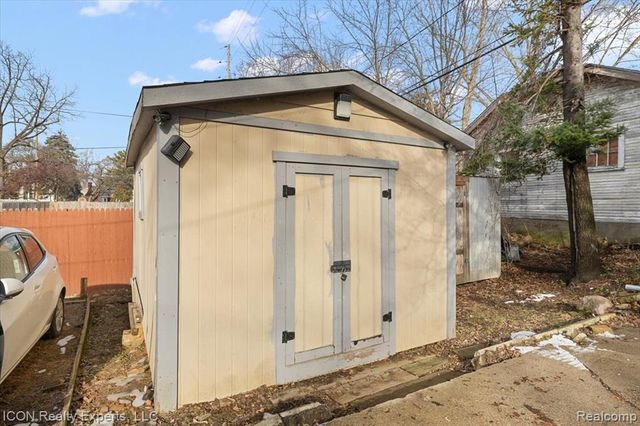 16 Utica Road, Pontiac, MI 48341