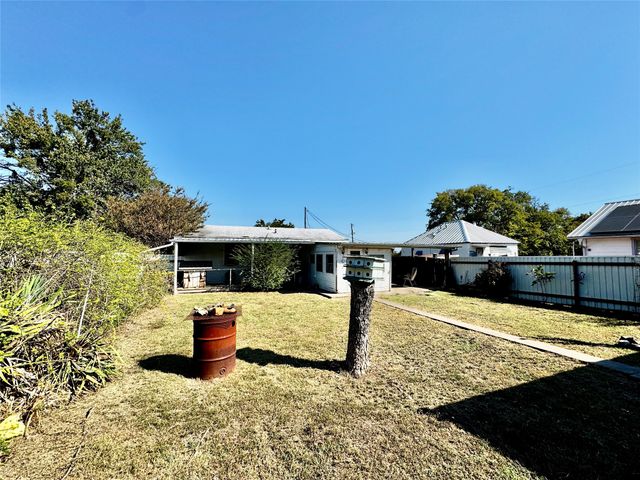 413 E Locust Street, Whitewright, TX 75491