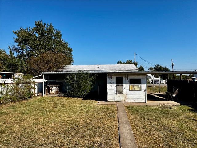 413 E Locust Street, Whitewright, TX 75491