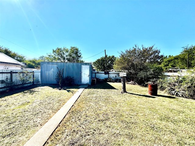 413 E Locust Street, Whitewright, TX 75491