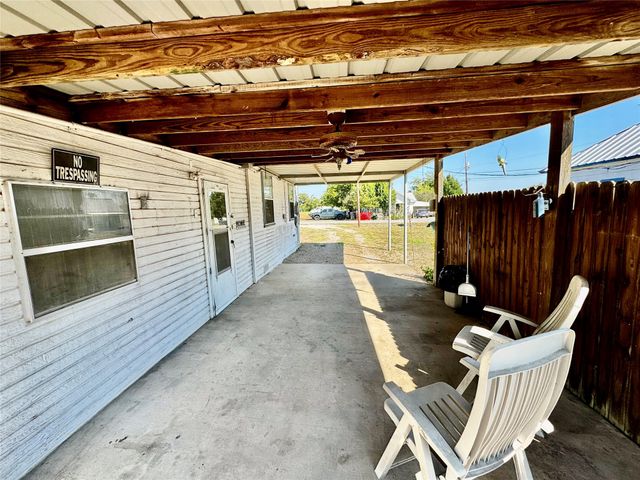 413 E Locust Street, Whitewright, TX 75491