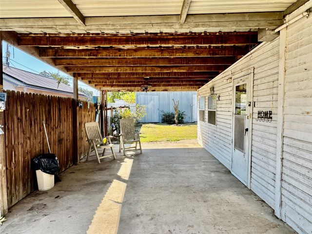 413 E Locust Street, Whitewright, TX 75491