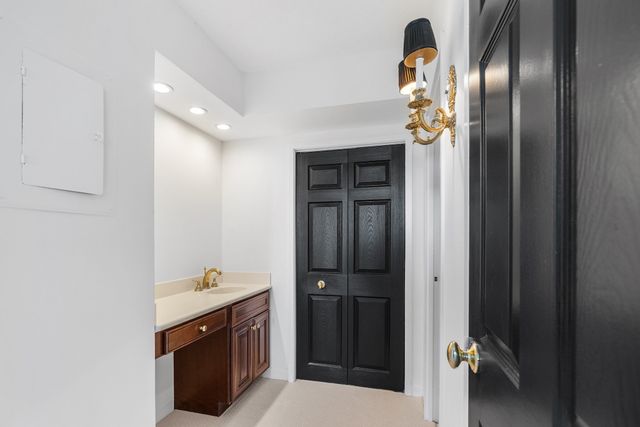 250 Hammond Pond Pkwy 1006N, Newton, MA 02467