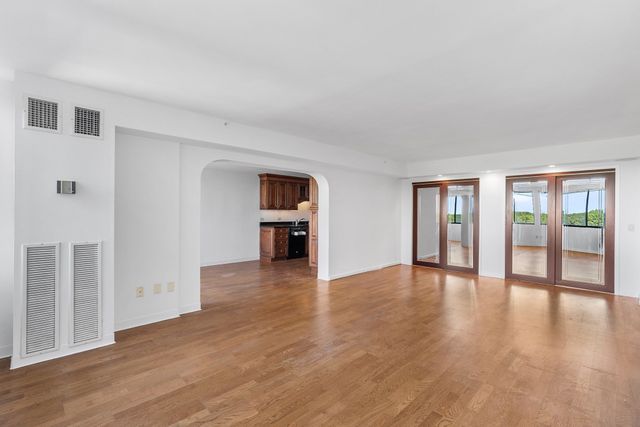 250 Hammond Pond Pkwy 1006N, Newton, MA 02467
