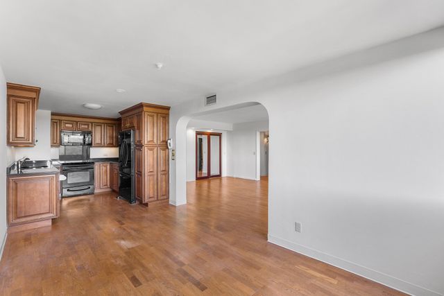250 Hammond Pond Pkwy 1006N, Newton, MA 02467