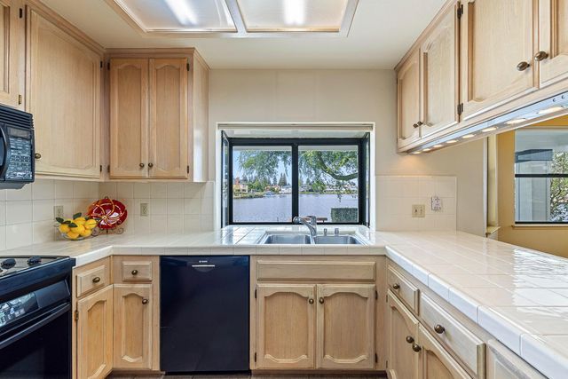 637 E Pintail Circle, Fresno, CA 93730